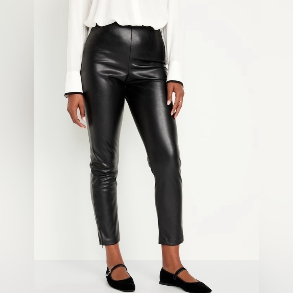 NWT! Old Navy Black Extra High-Waisted Faux Leather Pants  - Size 8 TALL 🎟️